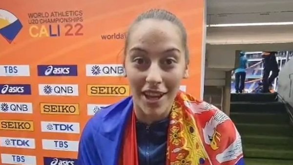 ВИЛАГОШ СЕ ОГРНУЛА СРПСКОМ ЗАСТАВОМ Па пред камерама одушевила све (ВИДЕО)