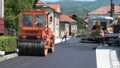 АСФАЛТИРАНА ОБА КРАКА: Неимари пиротске нискоградње завршили посао у Сењској