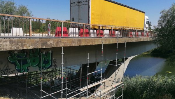 НА ПРОЛАЗ ЧЕКАЈУ ДВА МИНУТА: Поправка моста код вршачког села Влајковац успорила саобраћај
