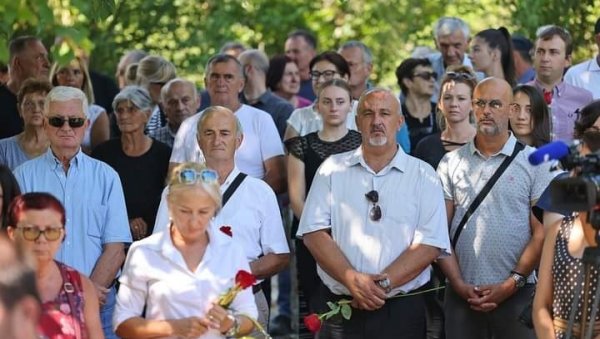 ЗАГРЕБ И БЕОГРАД ШТО ПРЕ ДА РЕШЕ ПИТАЊЕ НЕСТАЛИХ: У организацији СНВ одржана комеморација у Дерингају код Грачаца