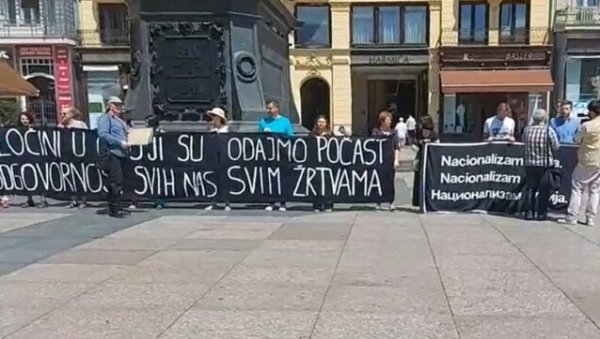 ОДАТИ ПОЧАСТ И СРПСКИМ ЖРТВАМА: Антиратни протест на Тргу бана Јелачића