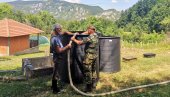 DA NAROD I STOKA NE BUDU ŽEDNI: Pripadnici vojske Srbije priskočili u pomoć meštanima u  LJuboviji