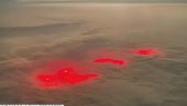 NEOBIČAN PRIZOR IZNAD TIHOG OKEANA: Pilot iznad oblaka zabeležio svetla koja se vide čak i iz Međunarodne svemirske stanice  (VIDEO)