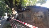 URUŠILE SE KUĆE U KNEZ DANILOVOJ ULICI: Spoljni zid napuštenog stambenog objekta na Paliluli pao na trotoar