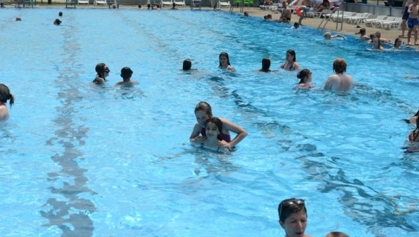 СПАС У ВРЕЛИМ ДАНИМА: Градски базен традиционално омиљено купалиште Краљевчана