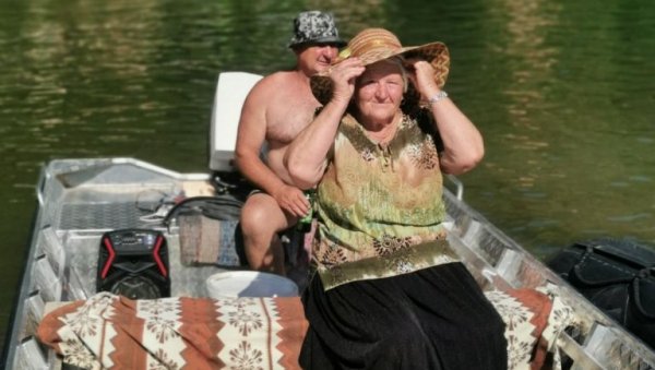 НАЈСТАРИЈА УЧЕСНИЦА ДРИНСКЕ РЕГАТЕ: Иванка има 85 година, али је решила да се расхлади и опусти са младима (ФОТО)