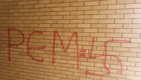 KRIVIČNA PRIJAVA ZA „OŠTEĆENJE TUĐE IMOVINE“: Epilog pretećeg grafita na ulazu u zgradu Milorada Vukašinovića, člana Saveta REM-a