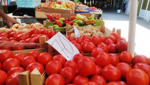 IZNENAĐENJE NA PIJACI U PARAĆINU: Danas pojeftinio paradajz, niko ne zna zašto