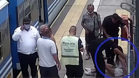 UZNEMIRUJUĆI SNIMAK: Žena pala pod voz, preživela nemoguće (VIDEO)