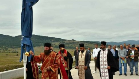 ПЕТРОВАЧКА ЦЕСТА ЈЕ ПУТ СМРТИ, АЛИ И ПУТ ЗА ВАСКРСЕЊЕ Епископ Сергије служио помен убијеним српским цивилима