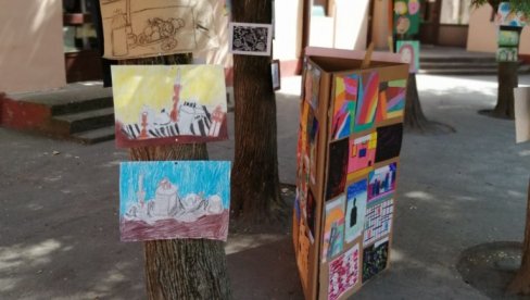 NEOBIČNA IZLOŽBA U BELOM BLATU: Radovi tri mlade umetnice na drveću u dvorištu osnovne škole (FOTO)