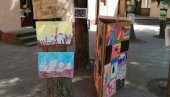 НЕОБИЧНА ИЗЛОЖБА У БЕЛОМ БЛАТУ: Радови три младе уметнице на дрвећу у дворишту основне школе (ФОТО)