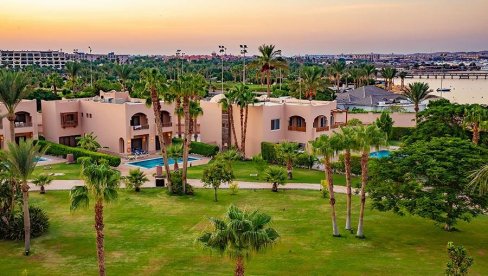 U CENTRU ŠETAČKE ZONE, NA NAJLEPŠOJ PLAŽI U GRADU: Continental Hurghada 5* - hotel sa izvanrednim odnosom cene i kvaliteta