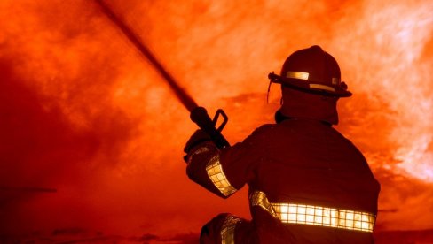 VELIKI POŽAR U BATAJNICI, JEDNA OSOBA POVREĐENA: Vatra gutala krov kuće, evakuisana nepokretna osoba na nosilima
