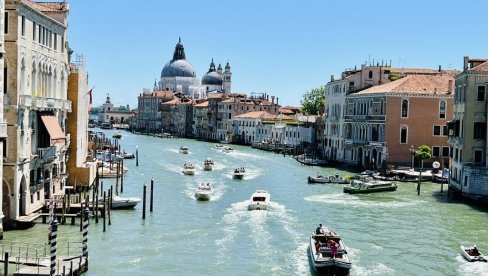 ТУРИСТИ ОДОЛЕЛИ ПАПРЕНИМ ТАКСАМА У ВЕНЕЦИЈИ: Не жале новаца зарад ужитка и провода