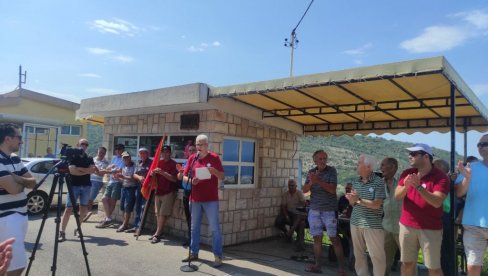 УЗАВРЕЛО У МРКОЈЕВИЋИМА: Порука са протеста - тендер за регионални пут Р-29, или нема мицања са пута