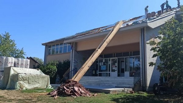 У ТОКУ ГРАЂЕВИНСКИ РАДОВИ: Санира се кров на школској згради у Рановцу