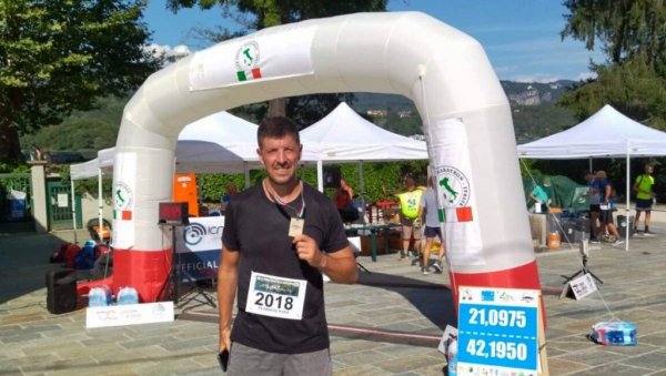 ПАРАЋИНАЦ НА ПОЛУМАРАТОНУ У ИТАЛИЈИ: Саша Петровић истрчао 21 километар на језеру Орта