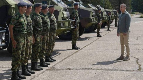 STEFANOVIĆ U KRALJEVU: Ministar obišao pripadnike jedinica Druge brigade kopnene vojske
