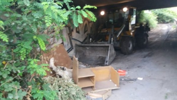 ЧИСТО ИСПОД МАНЦЕОВОГ НАДВОЖЊАКА: Кабасти отпад затрпао део око ауто - пута