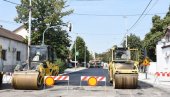 NOVI ASFALT U UGRINOVAČKOJ: Putari u Zemunskoj ulici