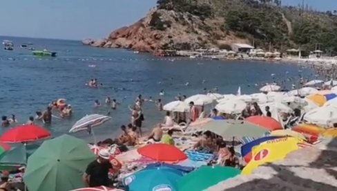 ОВАКО ЈА ЗАМИЉАМ ПАКАО Снимак са плаже у Црној Гори изазвао бурне реакције: Радије бих седела код куће