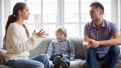 ALIMENTACIJU PLAĆA SVAKI TREĆI OTAC: Razvedeni roditelji na razne načine izbegavaju obaveze prema deci koja žive sa bivšim partnerom