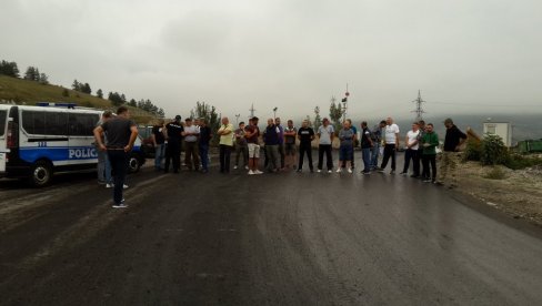 БЛОКИРАЛИ ОДВОЗ УГЉА: Протест бивших радника обезбеђења рудника у Пљевљима