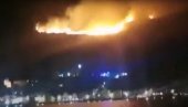 MORE CRVENO OD ODSJAJA: Vatreni obruč nad Perastom, sa vatrogascima i dobrovoljci, snimci moćnog plamena bude zebnju! (FOTO/VIDEO)