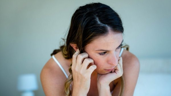 ГУБИТАК ЕСТРОГЕНА УТИЧЕ И НА ГЛАС: Жене у менопаузи треба да обрате пажњу на симптоме који могу да укажу на злокобну болест