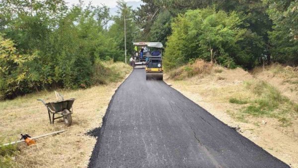 АСФАЛТИРАЊЕ САОБРАЋАЈНИЦЕ: Настављени радови на путу у Предејану селу