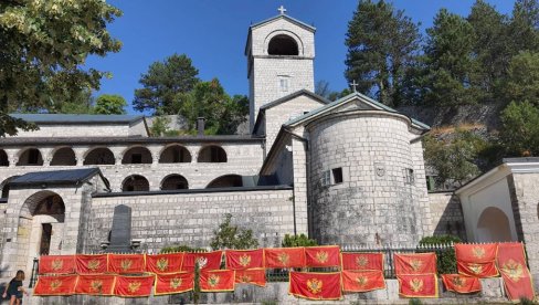 ЗАСТАВЕ СЕЈУ РАЗДОР: Црногорски националисти настављају перформанс на Цетињу којим скрнаве верске објекте МЦП