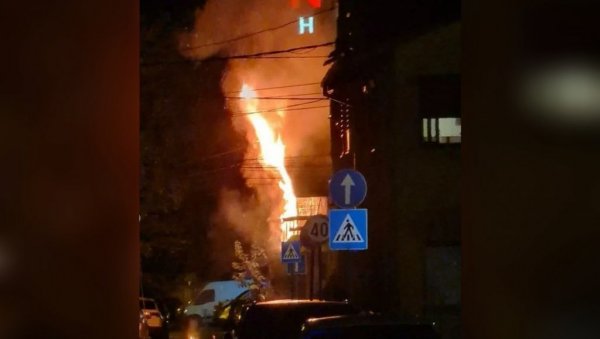 ВЕЛИКИ ПОЖАР НА ВОЖДОВЦУ: Гори кућа у Билећкој улици, чују се мање детонације (ВИДЕО)