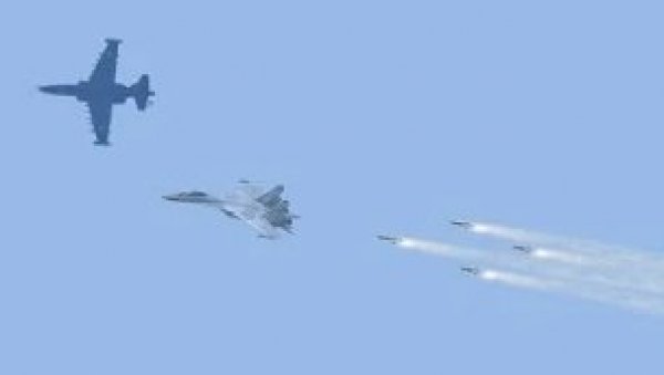 РУСКИ СМРТОНОСНИ ДВОЈАЦ ЛОВАЦА: Су-34 и Су-25 нападају украјИнске положаје користећи бољу тактику, спречавајући губитке (ВИДЕО)
