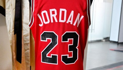 ЦИФРА ЗА ВРТОГЛАВИЦУ: Ево за колико је продат Џорданов дрес - испред само Марадона