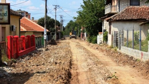 REKONSTRUKCIJA SAOBRAĆAJNICA U PARAĆINU: Prva za obnovu Ulica vladike Nikolaja Velimirovića