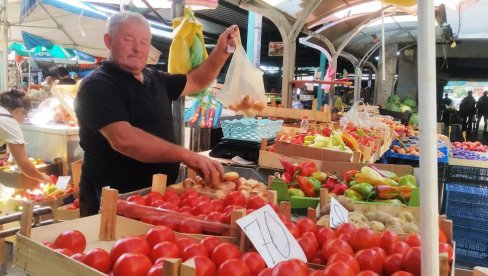 ZA ISTOM TEZGOM POLA VEKA: Dragiša Kojić decenijama prodaje povrće na zelenoj pijaci u Paraćinu (FOTO)