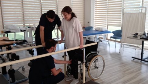 САЊА ПРОХОДАЛА ПОСЛЕ 15 ГОДИНА: Професорка из Зубиног Потока стала на ноге уз помоћ лекара из Истанбула