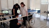 САЊА ПРОХОДАЛА ПОСЛЕ 15 ГОДИНА: Професорка из Зубиног Потока стала на ноге уз помоћ лекара из Истанбула