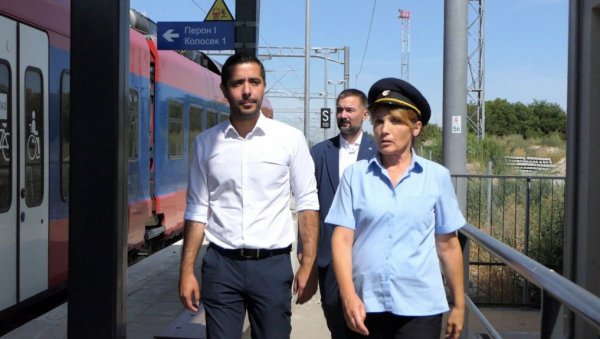МОМИРОВИЋ: Српска железница је на добром колосеку, број путника удвостручен (ФОТО)