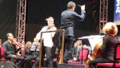KONCERT STEFANA MILENKOVIĆA I ZRENJANINSKE FILHARMONIJE: Nastup na trgu u Zrenjaninu pratilo više hiljada ljudi