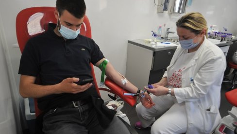 DAVAOCI BESPLATNO NA BAZEN> Akcija „Spens-a“ i Zavoda za transfuziju krvi Vojvodine