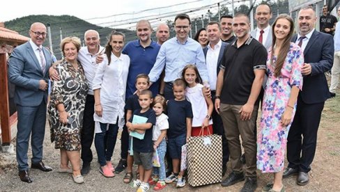 PETKOVIĆ OBIŠAO JEVREMOVIĆE: Trinaestočlana porodica sa Kosova razvila uspešan posao, zahvalni državi na pomoći