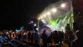 PUBLIKA JE TU UPRKOS KIŠI: Drugo veče Nišvil festivala otvorio je sastav iz Austrije, po prvi put nastupiće i Manjifiko (FOTO)