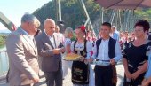 BRAĆA NISU RAZDVOJENA: Susreti dva Zvornika na drevnom mostu okupili ljude sa obe obale Drine