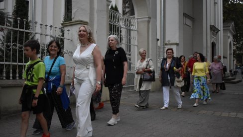 KORZO - PA U DISKO: Kikinđani vikendom uveče ponovo, kao pre 40 godina, izašli u večernju šetnju