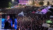 PAO REKORD SLAVONIJE:  Zdravko Čolić pred više od 30.000 ljudi u Novoj Gradiškiljetu
