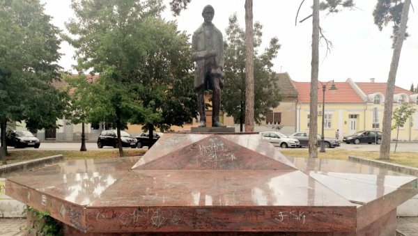 СТЕРИЈУ БИ ДА ВРАТЕ У РУСКИ ПАРК: Иницијатива Вршчана да се споменик славног писца постави на првобитно место