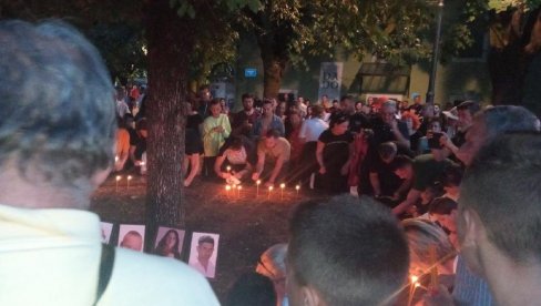 TUŽNE SCENE NA CETINJU: Građani pale sveće, treći dan žalosti nakon tragedije koja je zavila Crnu Goru u crno (FOTO)