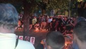 TUŽNE SCENE NA CETINJU: Građani pale sveće, treći dan žalosti nakon tragedije koja je zavila Crnu Goru u crno (FOTO)
